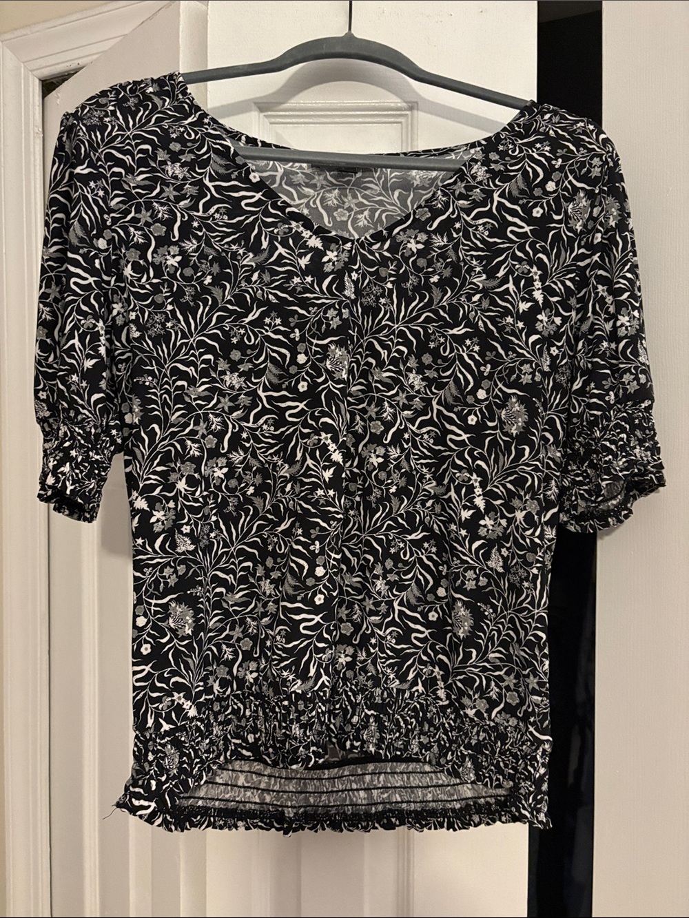 INC Black & White Floral Smocked Hem Women's Blouse, size medium
